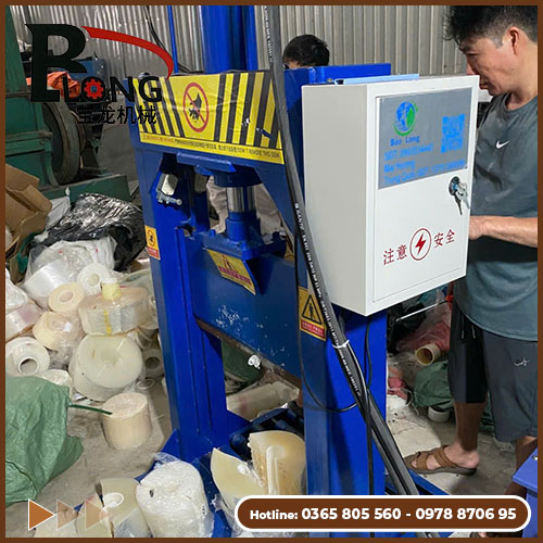Máy Chấn Nhựa